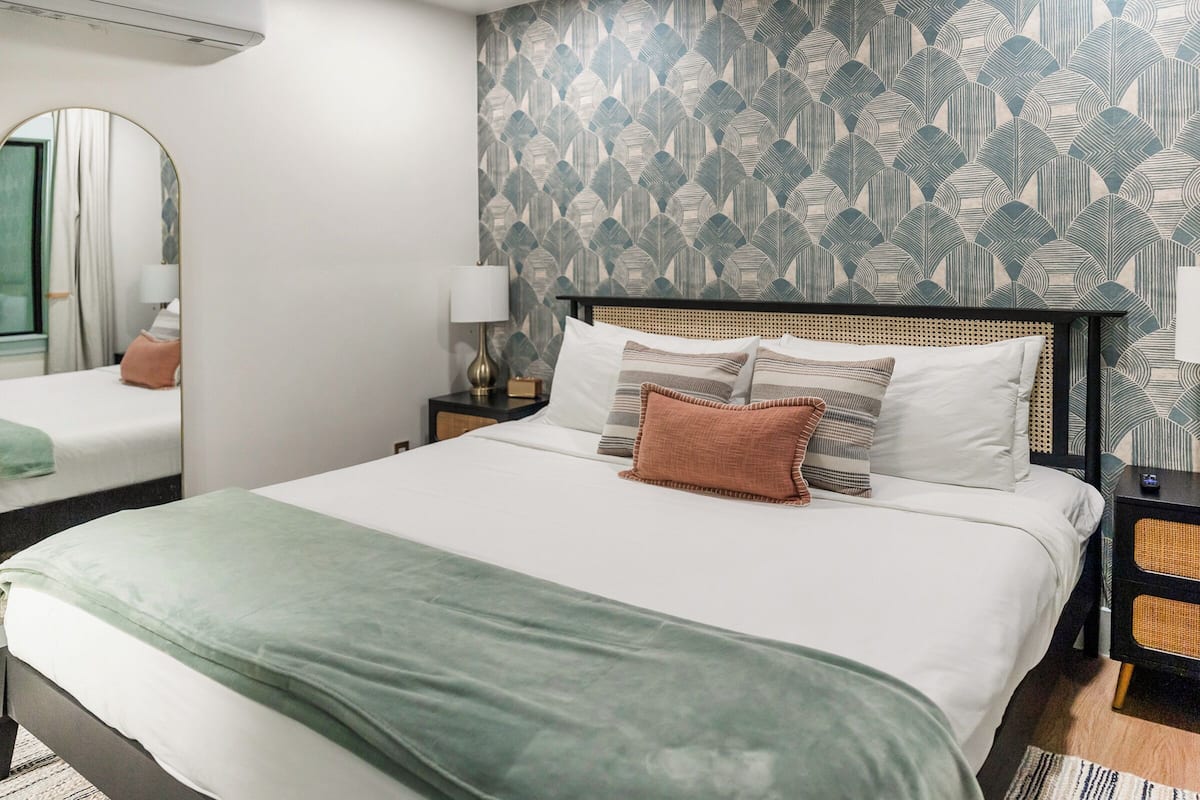 Suite familiar | Decoración personalizada, muebles diferentes y cortinas blackout