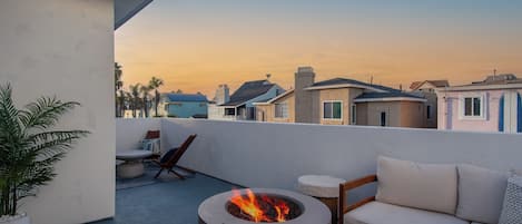 Suite de lujo, 2 habitaciones, patio, vistas al mar | 1 dormitorio, decoración individual, mobiliario individual y wifi gratis