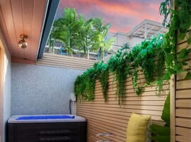 Elite Room, Patio, Kitchenette, Hot Tub | Individually decorated, individually furnished, free WiFi, bed sheets