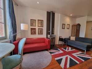 TV, peis, DVD-spiller og bøker