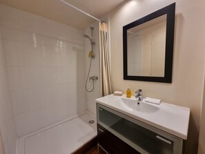 Shower, free toiletries, hair dryer, towels
