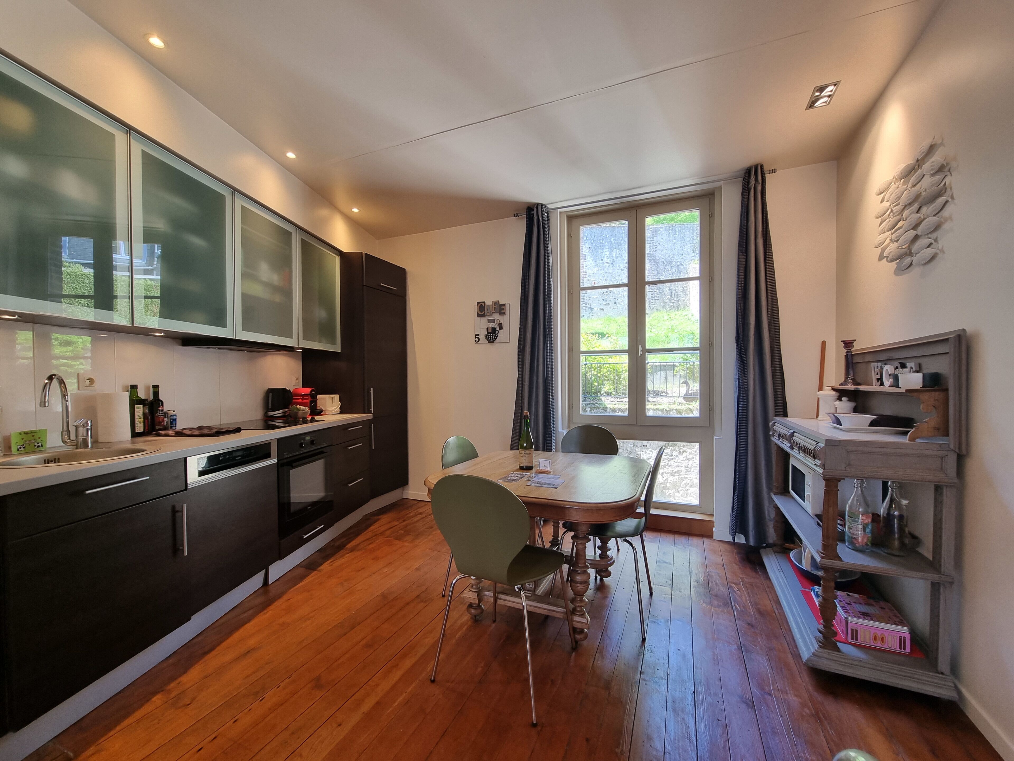 Frigorífico, microondas, horno y lavavajillas