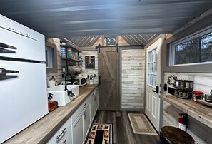 Réfrigérateur, micro-ondes, four, plaque de cuisson