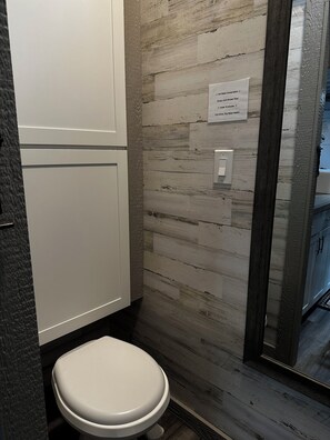 Douche, serviettes fournies, savon, shampoing