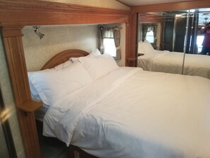 2 bedrooms, WiFi, bed sheets - 33 foot 5th Wheel camper. 3 slideouts, right on the Ogeechee River. Site 11 (Richmond Hill)