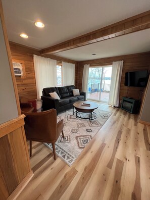 Een smart-tv, een open haard en boeken