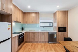 Coffee/tea maker, fridge, oven, stovetop - Wharf at North Batemans (North Batemans Bay)