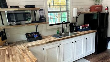 Réfrigérateur, micro-ondes, cafetiÚre/bouilloire, blender