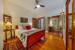 2 camere, una scrivania, ferro/asse da stiro, culla da viaggio