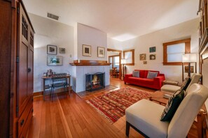 Smart TV, chimenea y libros 