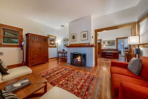 Smart TV, caminetto, libri