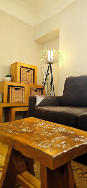 Smart TV, books - Stylish flat in central location. Pet friendly (Aberdeen)