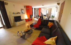 Una Smart TV, una chimenea
