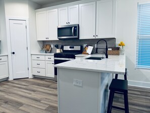 Refrigerador, microondas, horno, placa de cocina