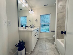 Douche, sèche-cheveux, serviettes fournies, savon