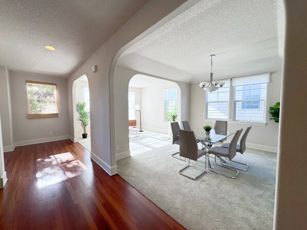 Interior - Gorgeous 5 Bedroom Home w/King beds, 2 Gig ultra fast internet! (Portland)