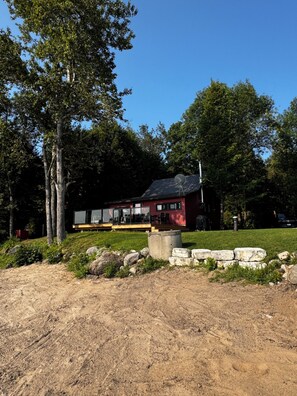 Property grounds - Cozy Cottage on the Ottawa River (Pembroke)