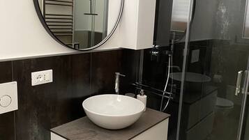 Douche, sĂšche-cheveux, bidet, serviettes fournies