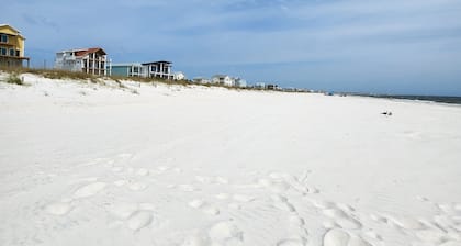 Cozy New Studio Suite on beach block - 7th lot, 1 minute walk to the beach!