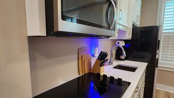 Een koelkast, een microgolfoven, een oven, een kookplaat