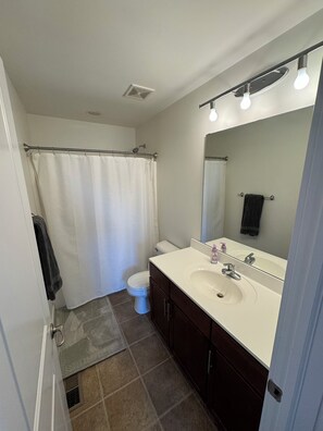 Douche, sèche-cheveux, serviettes fournies, savon