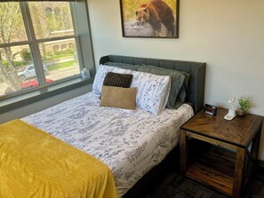 2 soverom, skrivebord, strykejern/-brett og wi-fi