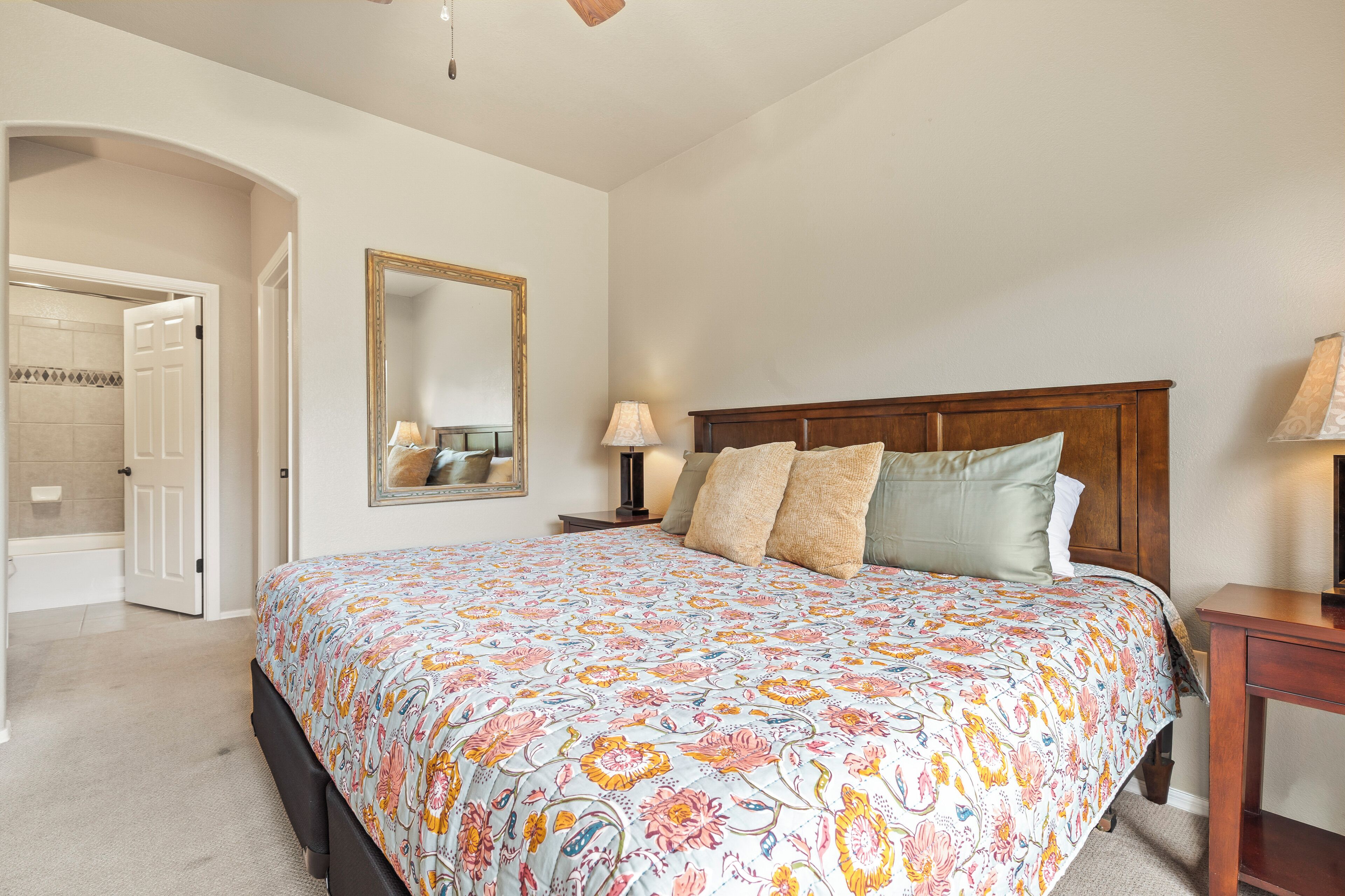 2 bedrooms, desk, WiFi, bed sheets