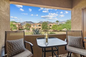 Outdoor dining - Gated Ventana Condo /Pinnacle Canyon /Heated Pool/Gym/Spa! (Tucson)