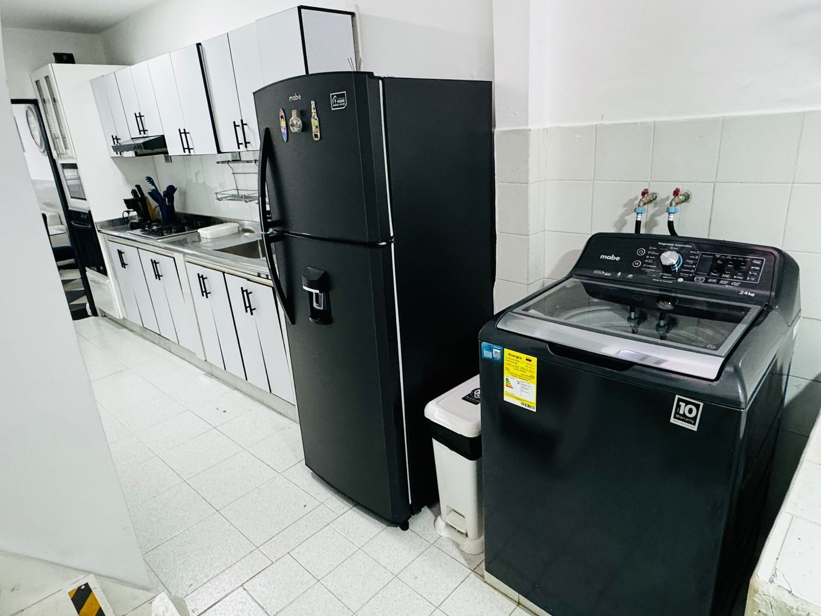 Réfrigérateur, micro-ondes, four, cafetière/bouilloire