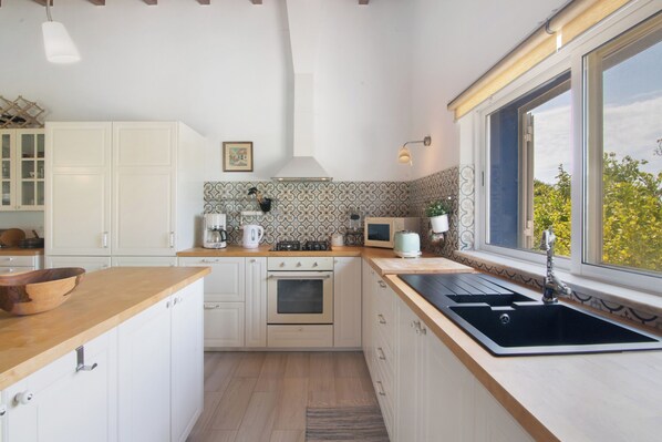 Frigorífico, microondas, horno y placa de cocina