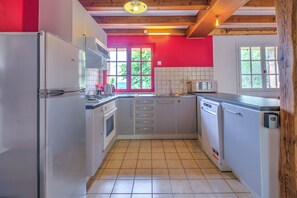 Réfrigérateur, micro-ondes, plaque de cuisson, lave-vaisselle