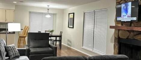 スマートテレビ、暖炉、テレビゲーム