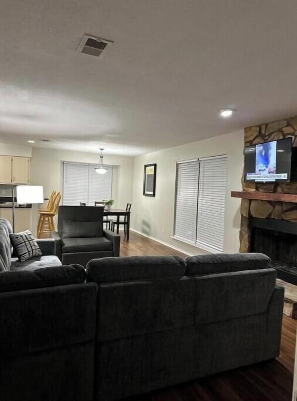 スマートテレビ、暖炉、テレビゲーム