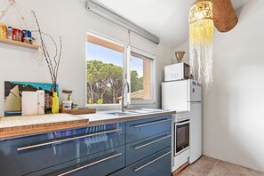 Een koelkast, een microgolfoven, een oven, een kookplaat