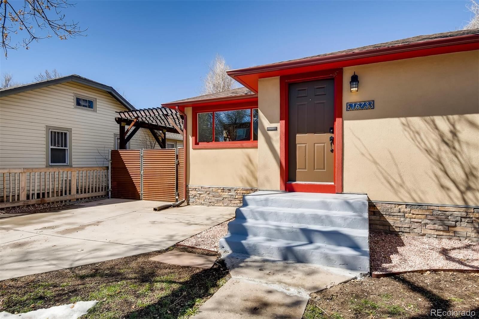 17th & Montview 2BR/1BA- Close to Stanley Marketplace & Medical Campus