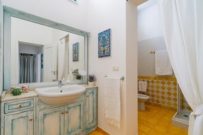 Chuveiro, secador de cabelo, toalhas de banho 