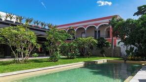 Una piscina al aire libre