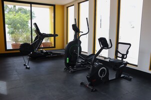 Un gimnasio con dos bicicletas estáticas y una cinta de correr.