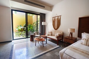 Deluxe Suite | Zona de estar | Smart TV de 75 pulgadas con canales por satélite