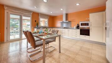 Een koelkast, een magnetron, een oven, een kookplaat