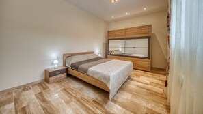 5 bedrooms, free WiFi, bed sheets