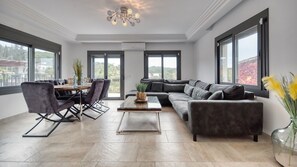 TV - Villa "Costacabana - Villa Palmera" with Private Pool & Wi-Fi (Lloret de Mar)