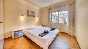 4 bedrooms, free WiFi, bed sheets