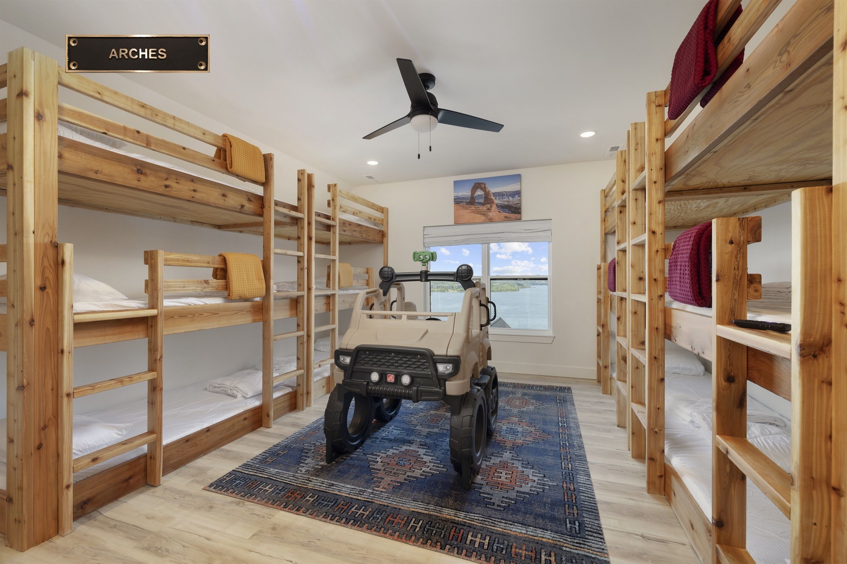 7 habitaciones, escritorio y tabla de planchar con plancha 