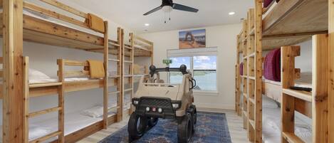 7 slaapkamers, een bureau, een strijkplank/strijkijzer, reisbedje