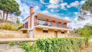 Exterior - Villa "Costacabana - Lloret" with Shared Pool, Private Terrace & Wi-Fi (Lloret de Mar)