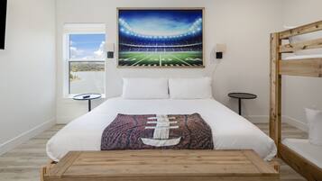 8 slaapkamers, een bureau, een strijkplank/strijkijzer, reisbedje