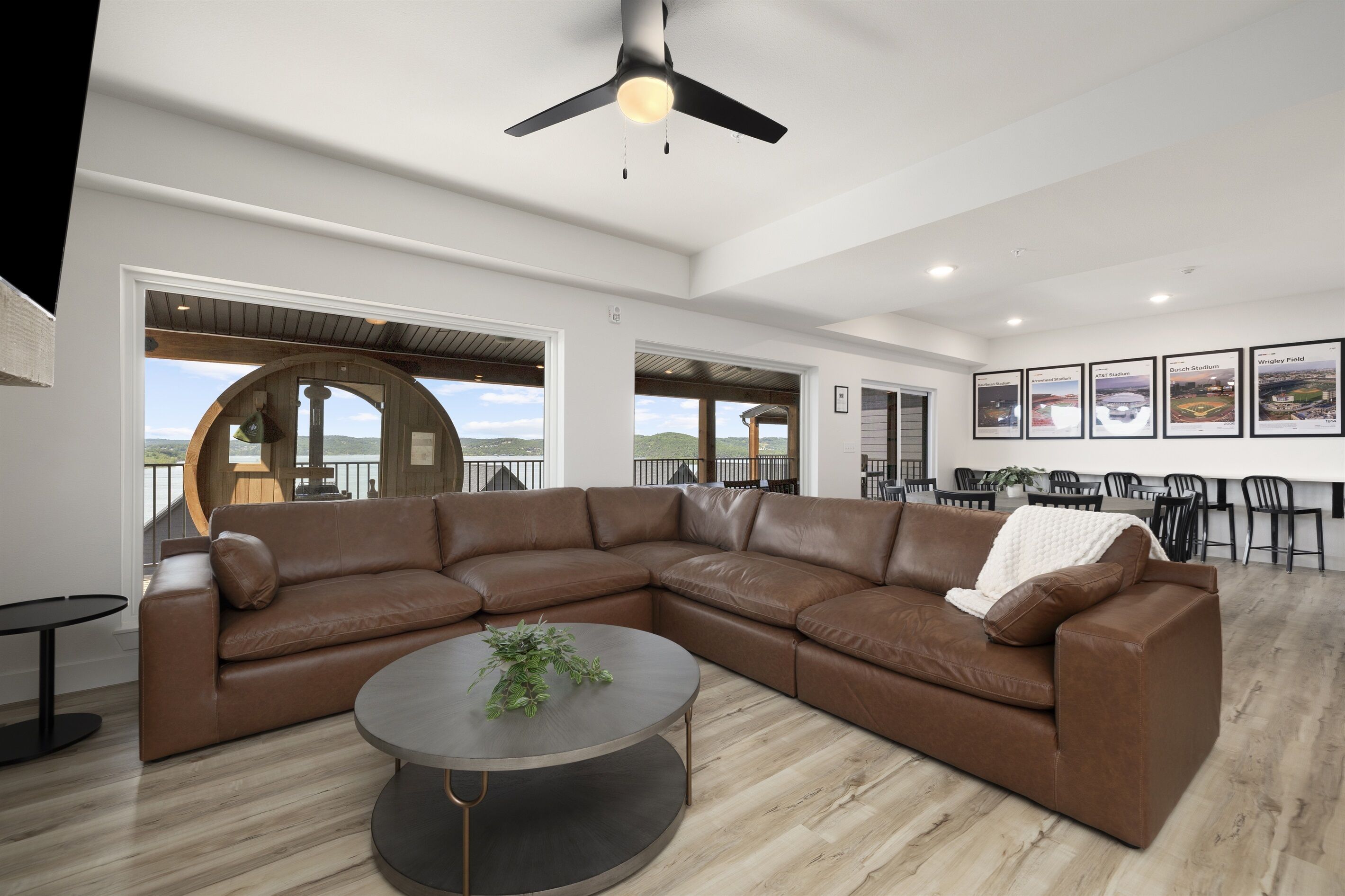 Smart TV, chimenea, videojuegos y tenis de mesa 