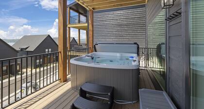 8 bdrm / 4000+ sqft home w/ golf simulator, outdoor sauna, hot tub & lake views!