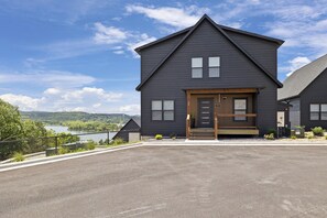 Exterior - 8 bdrm / 4000+ sqft home w/ golf simulator, outdoor sauna, hot tub & lake views! (HOLLISTER)